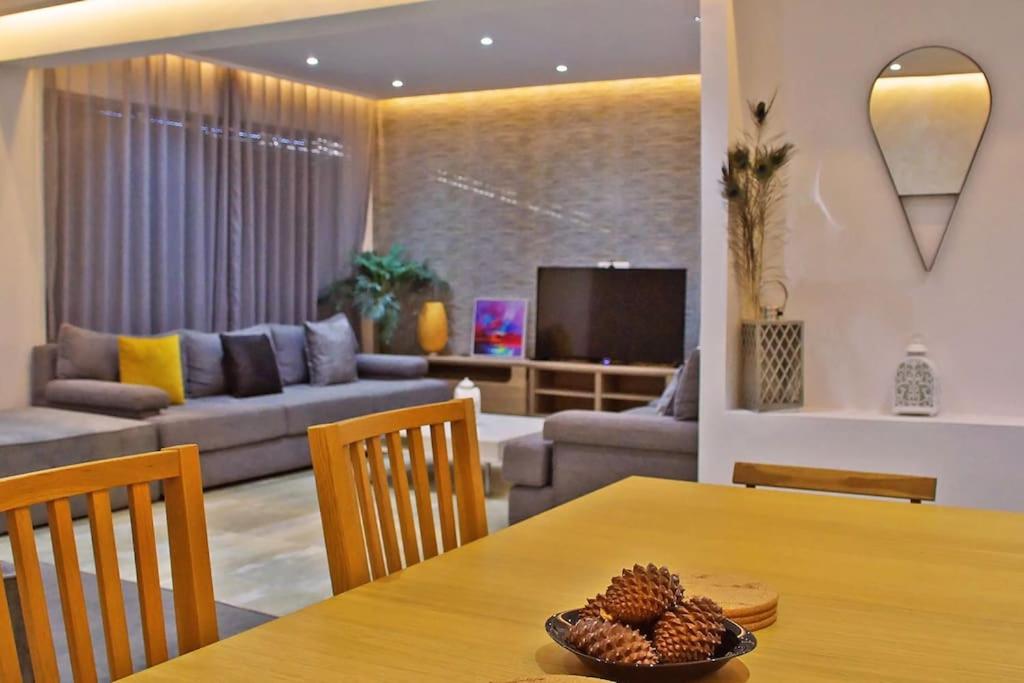 5* BRAND NEW 3 bed apartment in HOTSPOT location image 4