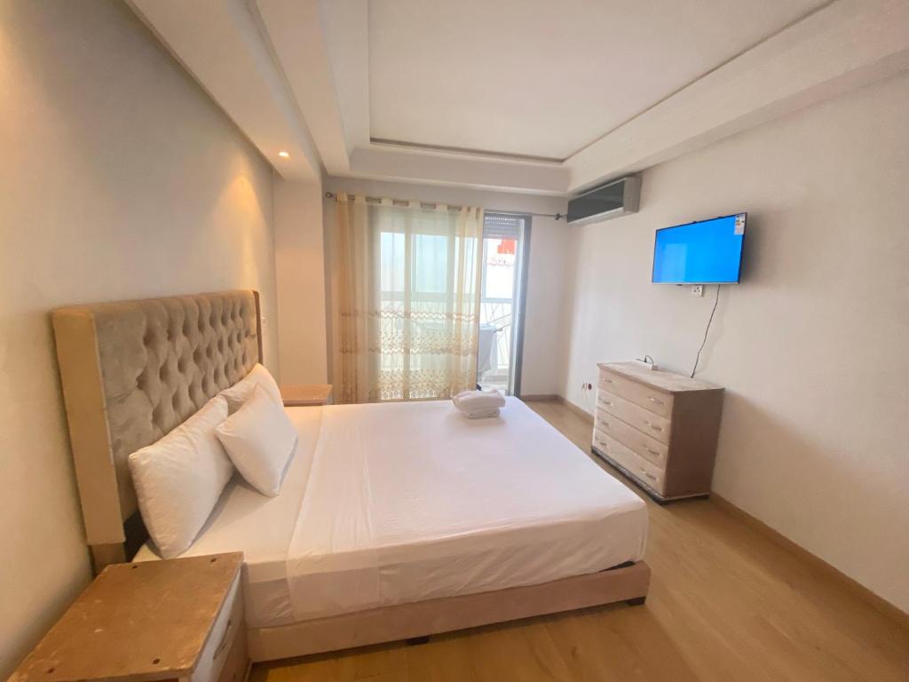 ACCOMMODATING TWO BEDROOM FLAT image 8