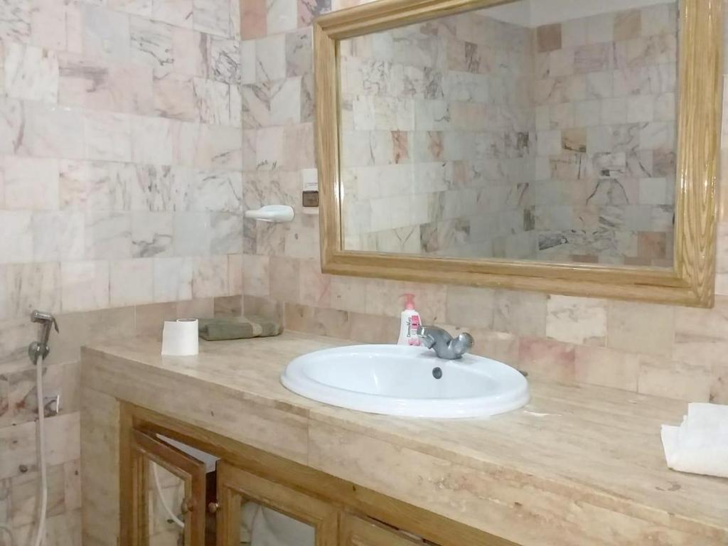 Apartment with one bedroom in Casablanca with shared pool enclosed garden and WiFi 100 m from the beach image 7