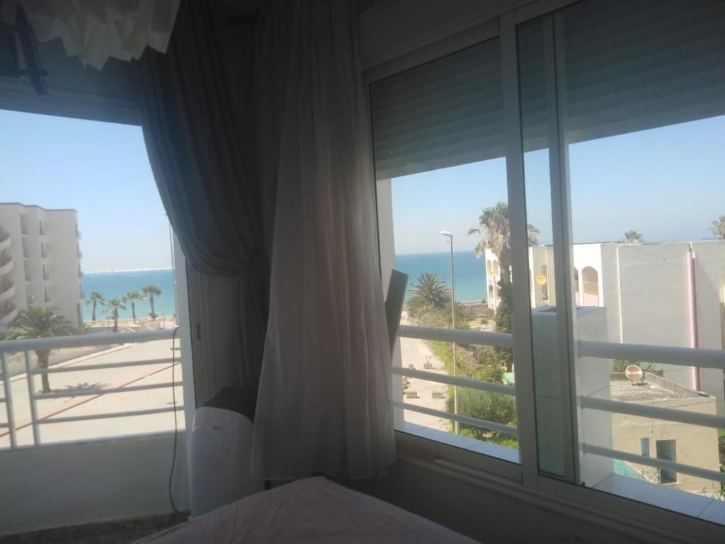 في مدينة طنجة على الكورنيش image 0