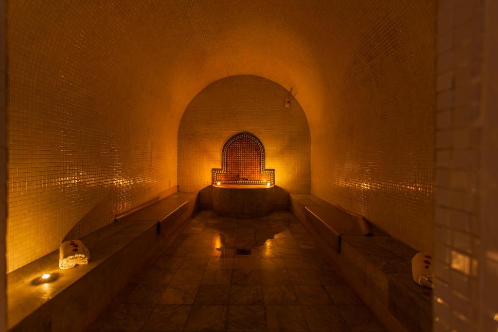Oasis Hotel & Spa image 2