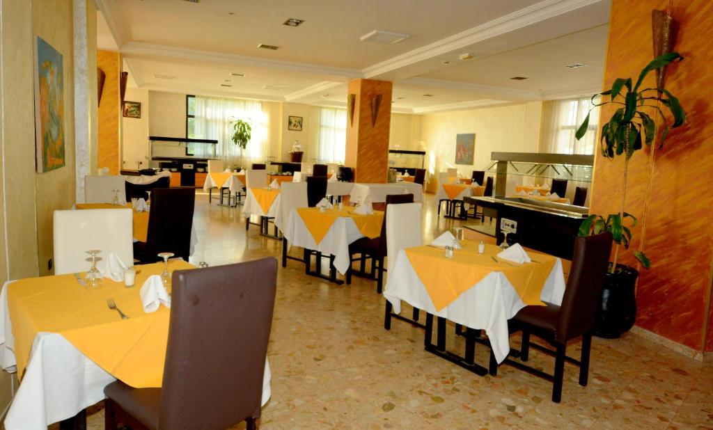 Oasis Hotel & Spa image 3